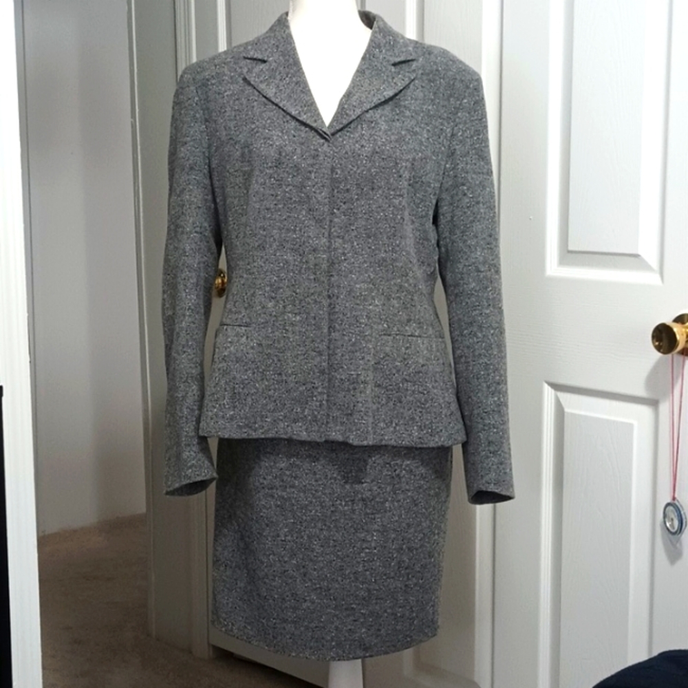 BARNEYS NEW YORK WOOL/SILK BLEND classic women's suit jacket Sz 12  skirt sz 10
